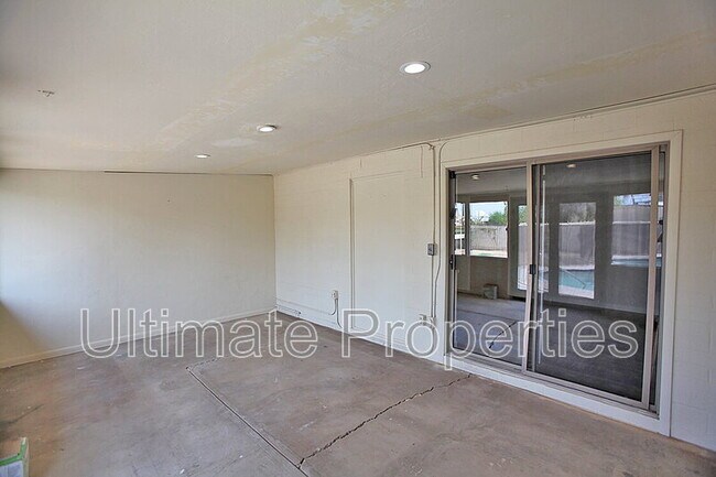 Building Photo - 4129 E Bluefield Ave
