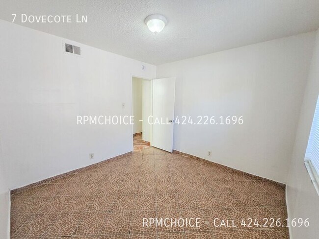 Building Photo - 7 Dovecote Ln
