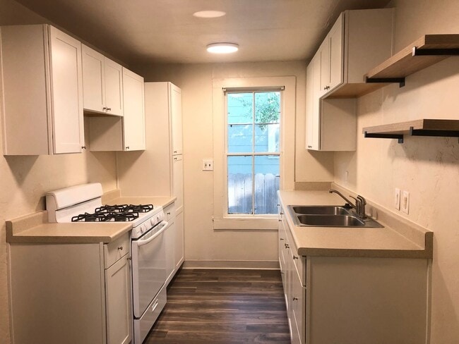 Building Photo - **Reserve for SUMMER 2026** - Beautiful Craftsman in Historic Barber District