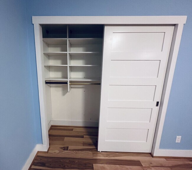 Building Photo - Le and Delisi - Bellevue Duplex