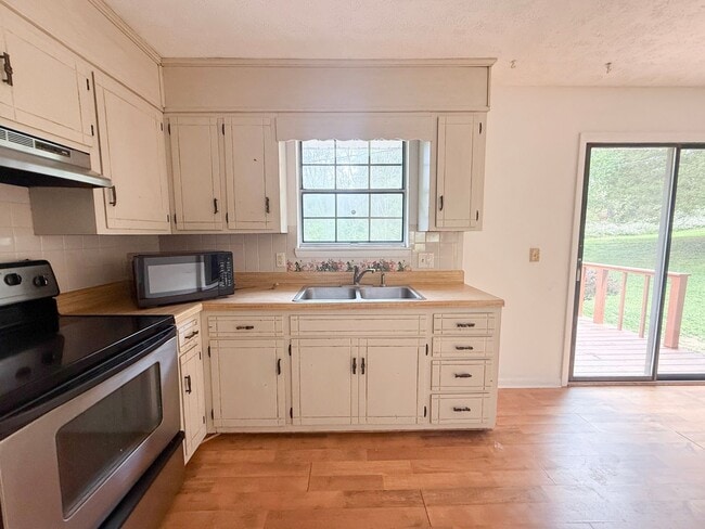 Building Photo - 2-Bedroom Home with Bonus Room & Large Wooden Deck | Pet-Friendly Near I-40 & City Lake