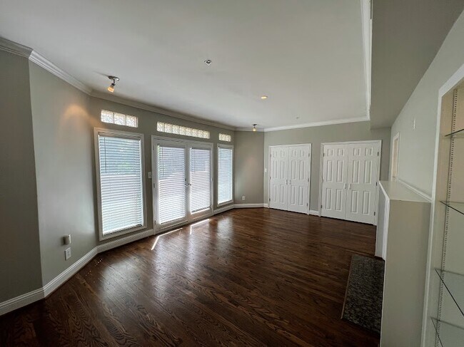 Building Photo - 4040 Avondale Ave