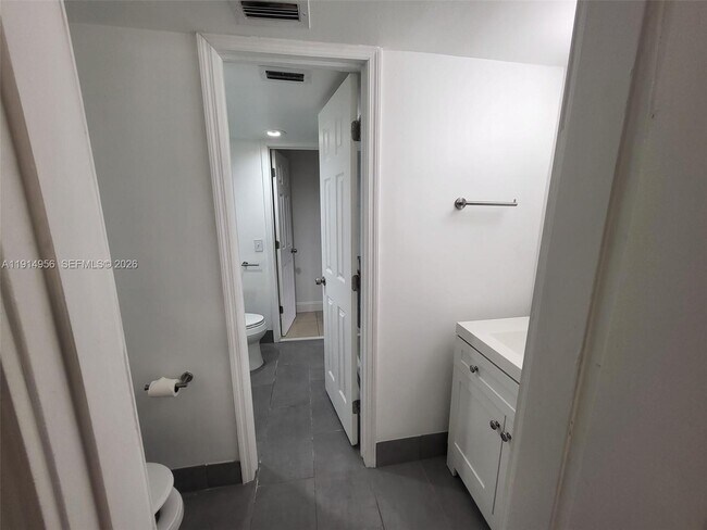 Building Photo - 960 N Franklin Ave