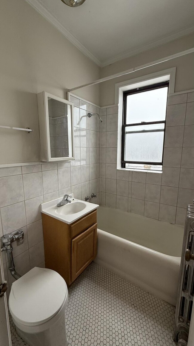 Building Photo - 0 bedroom in Chicago IL 60613
