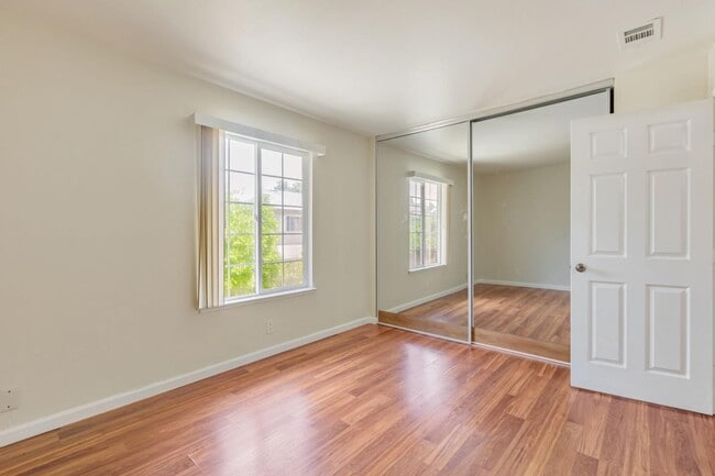 Building Photo - 985 Bellhurst Ave