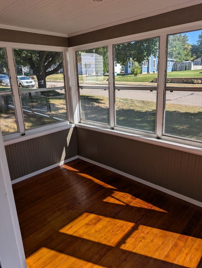 Building Photo - 409 2nd Ave NW