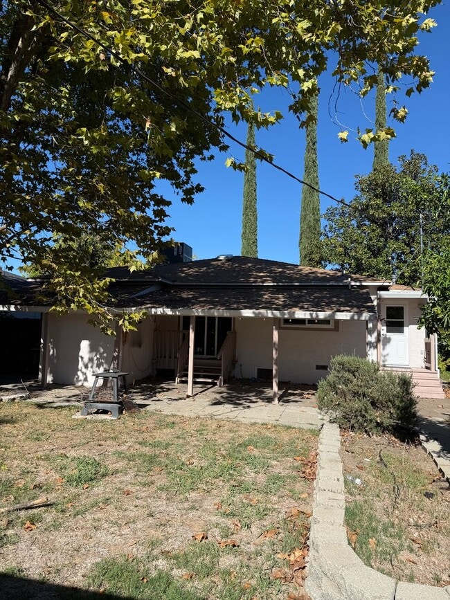 Building Photo - 3-bedroom, 2-bathroom home located in the desirable Garden Tract Subdivision