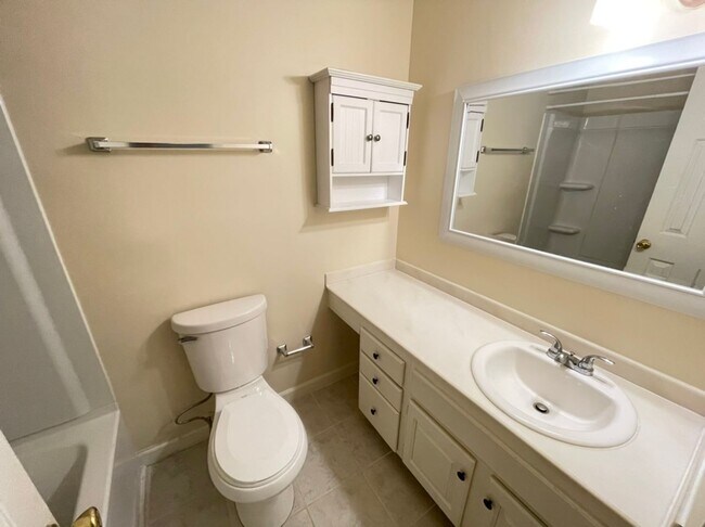 Building Photo - Desirable 2 Bedroom Townhouse Near Downtown Cary