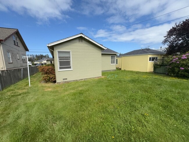Building Photo - 2 Bed 1 Bath Home Just minutes away from C...