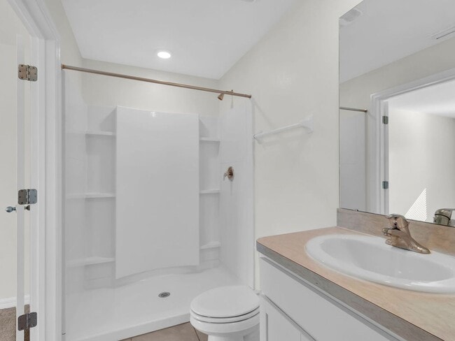 Building Photo - Beautiful 4 bedroom 2 bathroom Single Family House! Like new!