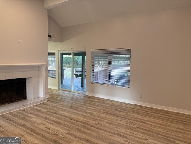 Building Photo - 20 Fairway Ln