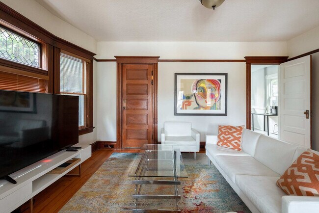 Building Photo - 26 NE 11th Ave