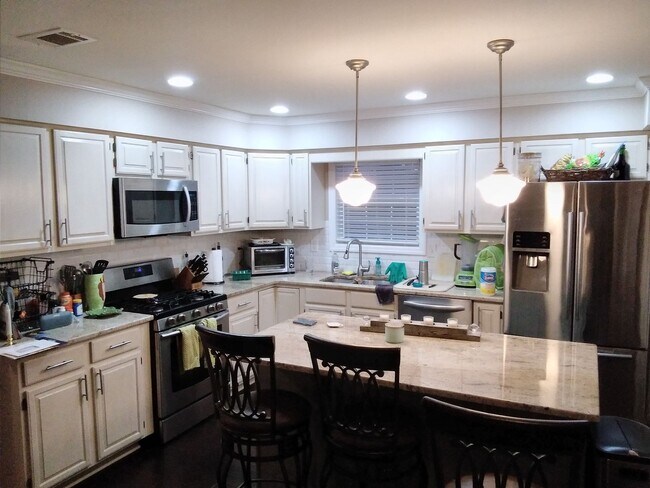 Building Photo - Beautifully upgraded Townhouse style condominium located in Hidden Meadows