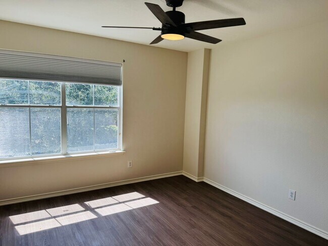 Building Photo - 8943 Walnut Springs