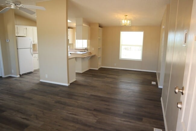 Building Photo - 545 N Sabin St