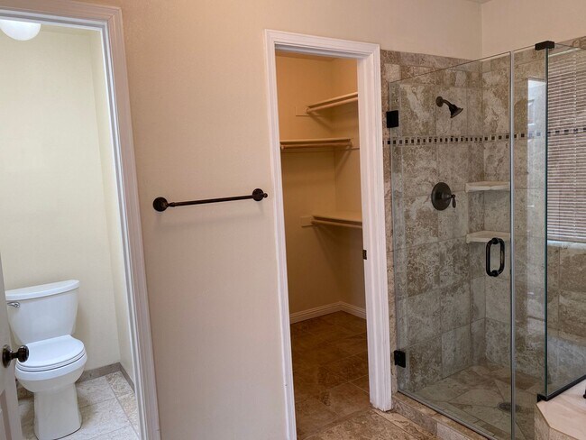 Building Photo - Location, location!  Updated 3 Br, 2 Bath ...