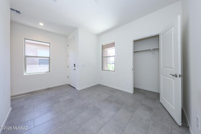 Building Photo - 7760 S Via Perfecta