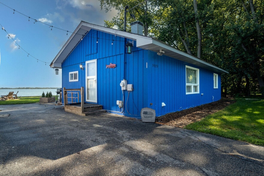 Building Photo - 39259 N Jackson Dr