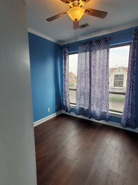 Building Photo - 411 W Washington St