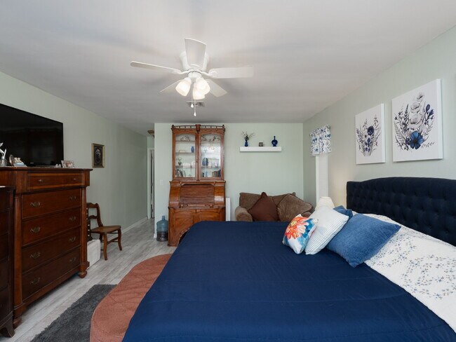 Building Photo - "Spacious 3-Bed Sanctuary with 3.5 Baths in Charming Port Charlotte!"