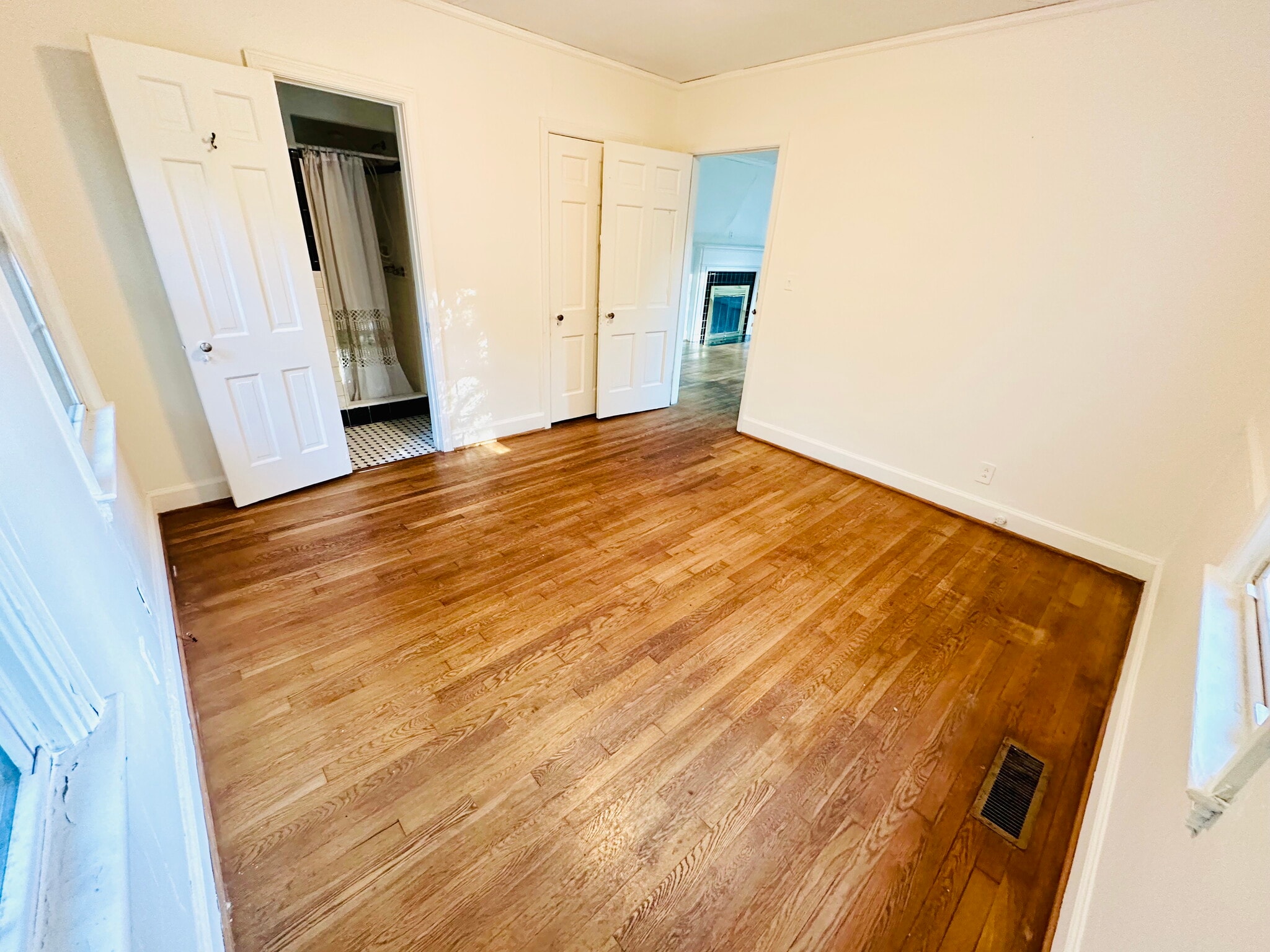 Front bedroom - 318 W Glenwood Dr