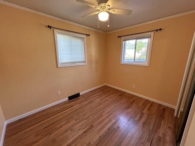 Building Photo - 1311 E Maple Ave