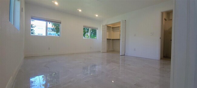 Building Photo - 1400 SE 8th Ave