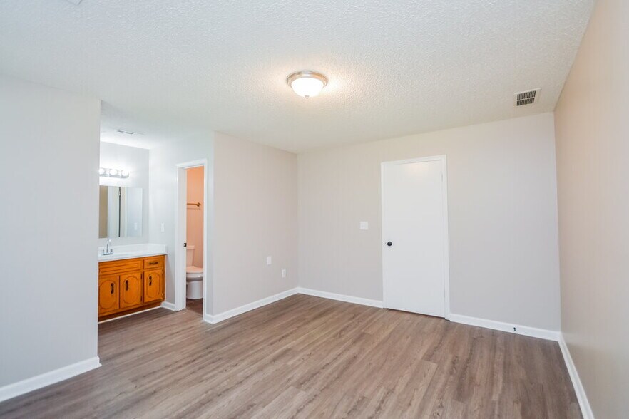 Building Photo - 400 Willow Ln
