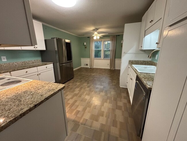 Building Photo - MOVE-IN READY IN FOREST ACRES!