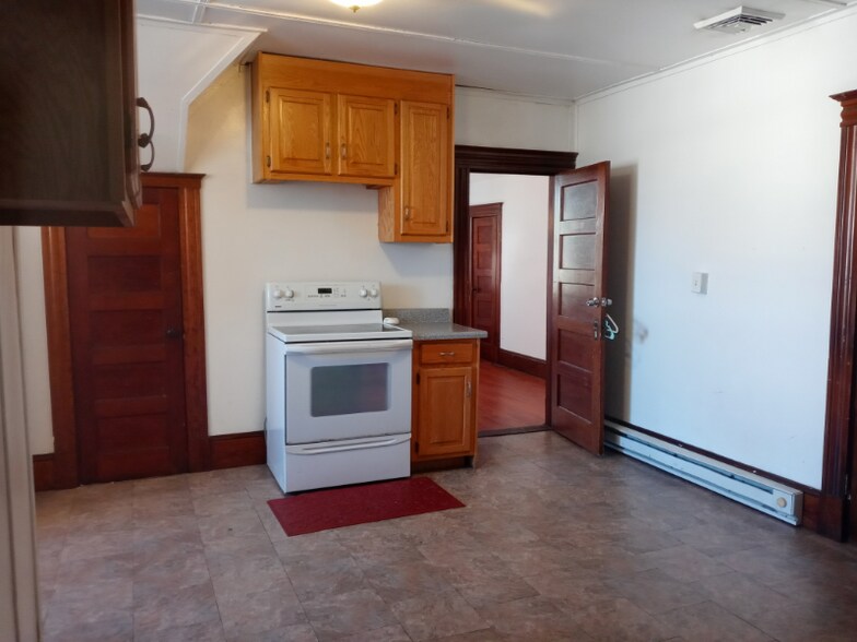 Building Photo - 261 Maple St