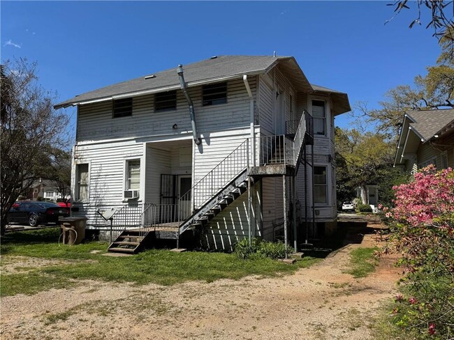 Building Photo - 1121 Montauk Ave