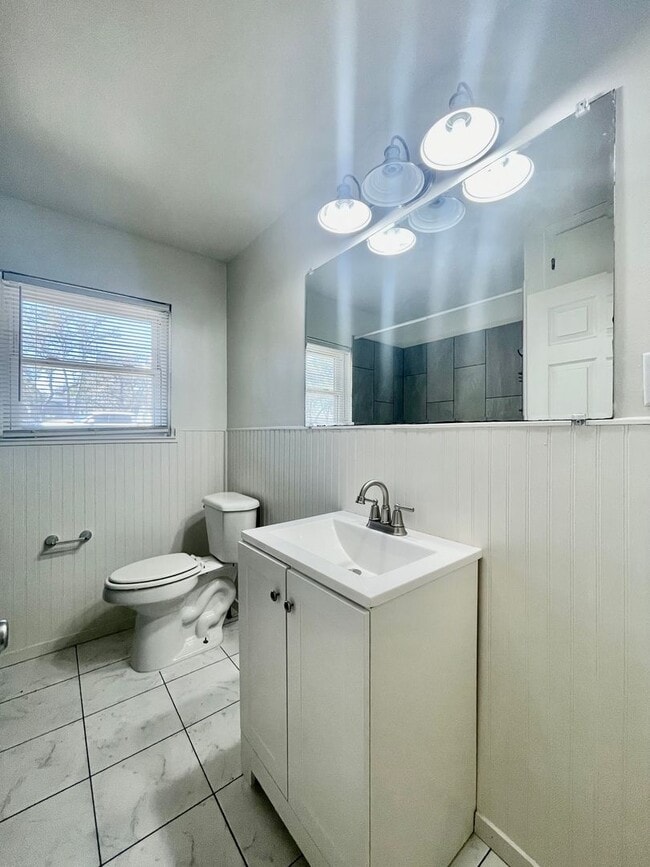 Building Photo - 4 Bedrooms in Oak Heights