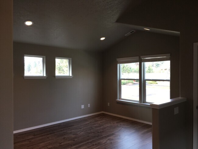 Building Photo - 3 Bedroom / 2 Bathroom Home in Sisters Ore...