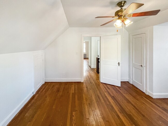 Building Photo - LOCATION LOCATION LOCATION!!! 3 Bedroom/ 2...