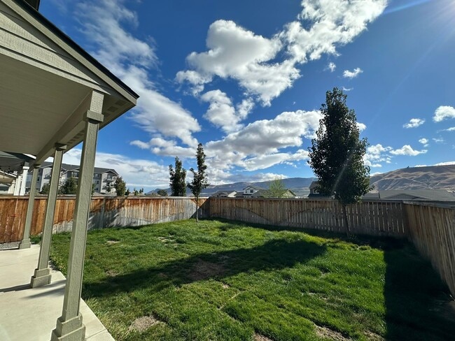 Building Photo - Amazing 3 Bedroom 2.5 Bath Duplex!