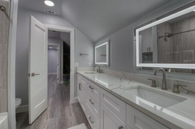 Building Photo - 13 Corte Lago