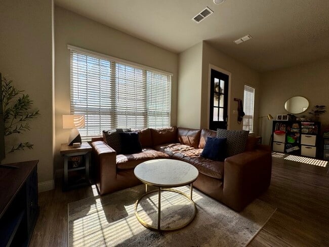 Building Photo - 2208 Zenith Ave