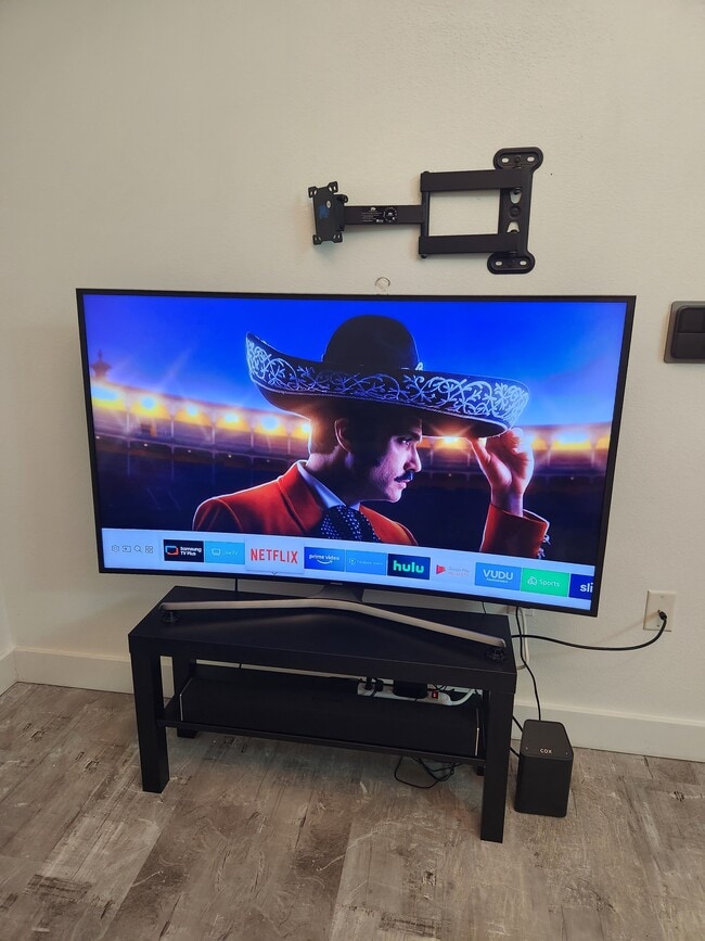 Samsung Smart TV - 1701 E Colter St