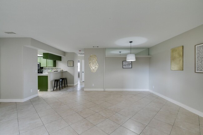 Building Photo - Remodeled 2 Bedroom 2 Bath Condo