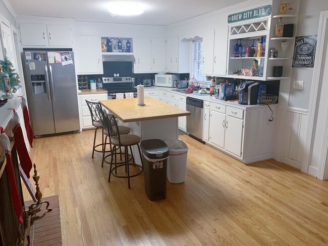 Building Photo - Beautiful 4 Bedroom 2 Bathroom home in the...