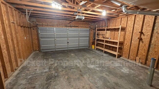 Building Photo - 1010 NW Poppy Ct