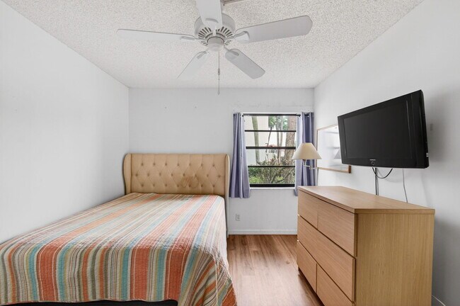 Building Photo - 5851 Parkwalk Dr