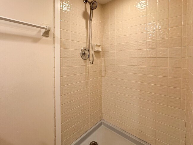 Building Photo - Newly Remodeled 2 bedroom 2.5 bath near Millenia Mall
