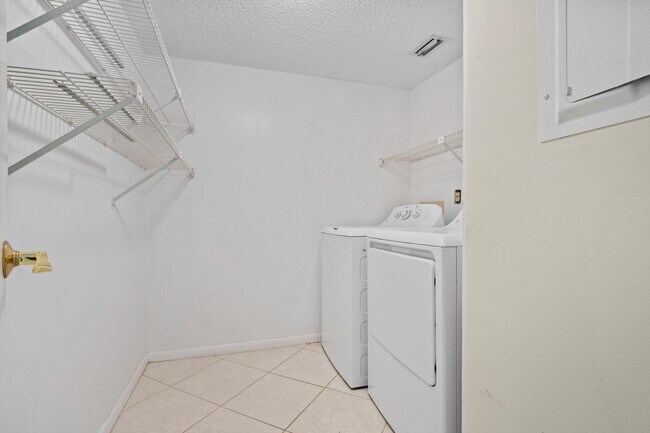 Building Photo - 2732 SW Matheson Ave