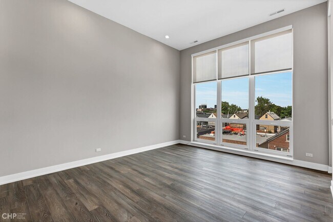 Building Photo - 2443 N Western Ave