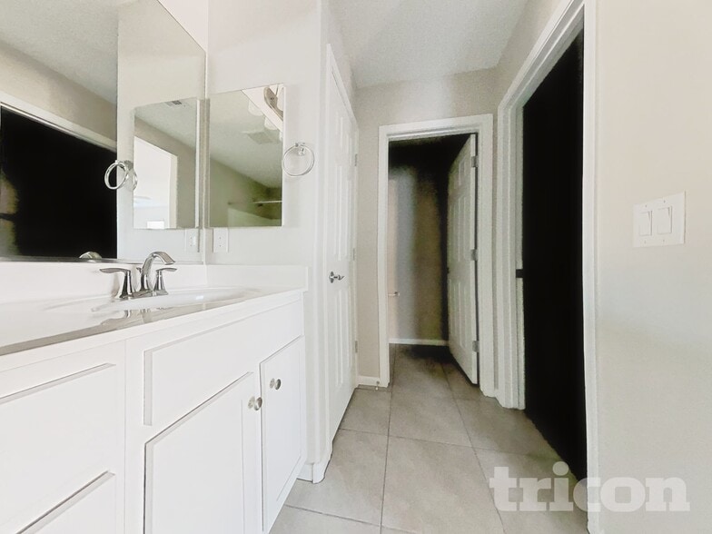 Building Photo - 8636 E Posada Ave