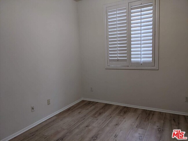 Building Photo - 720 S San Fernando Blvd