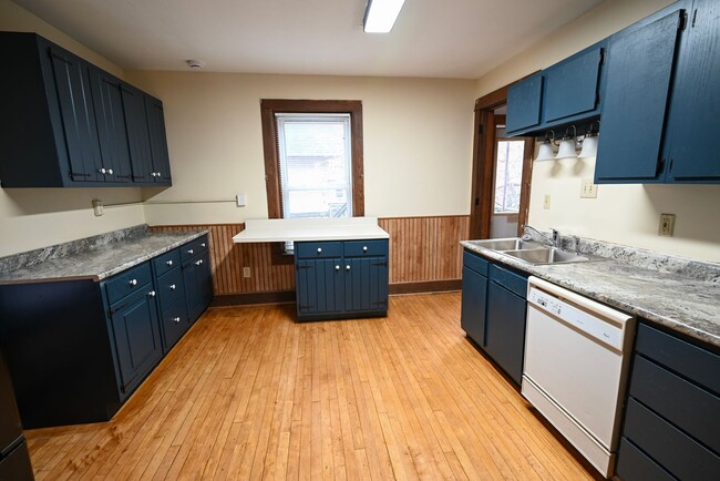 Building Photo - 405-407 W Main St - Duplex