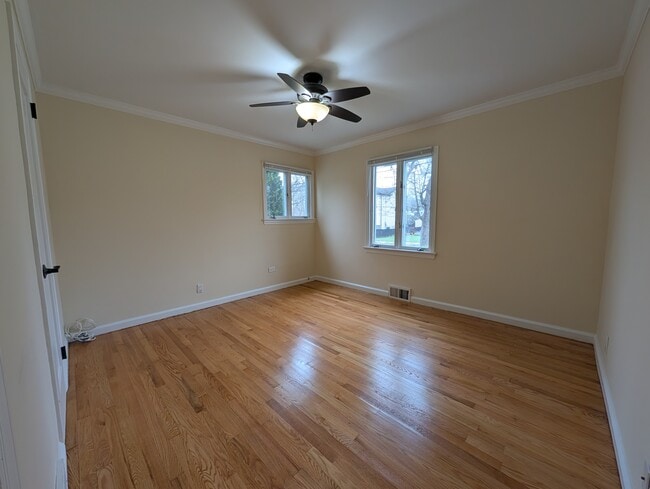 Building Photo - 449 Van Buren St