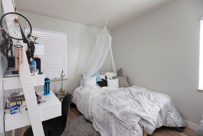 Building Photo - Students Welcome! 3 Bedroom Great Location!